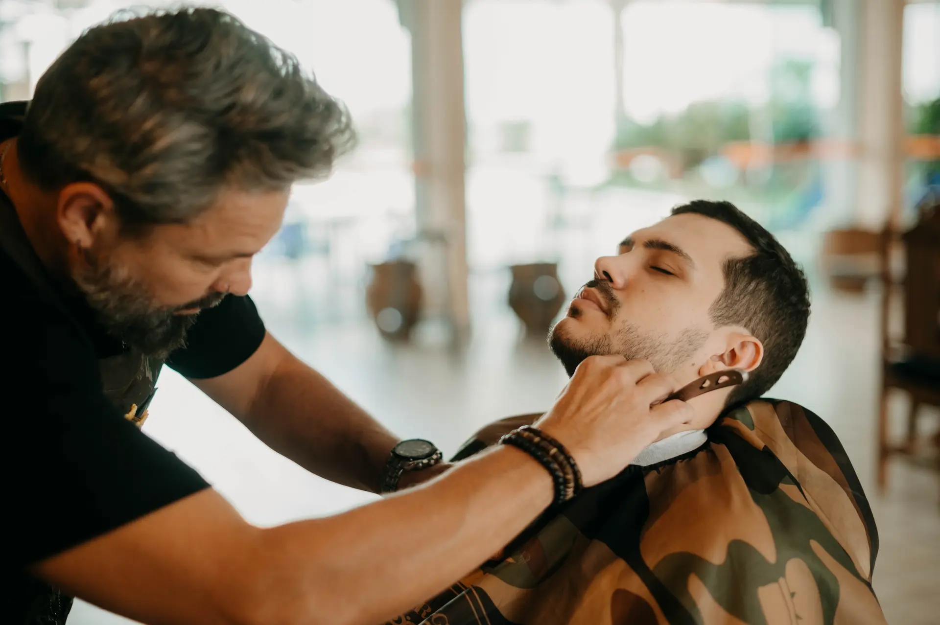 Noivo se arrumando em casa com o barbeiro Rangel, da Wall Street Barbearia