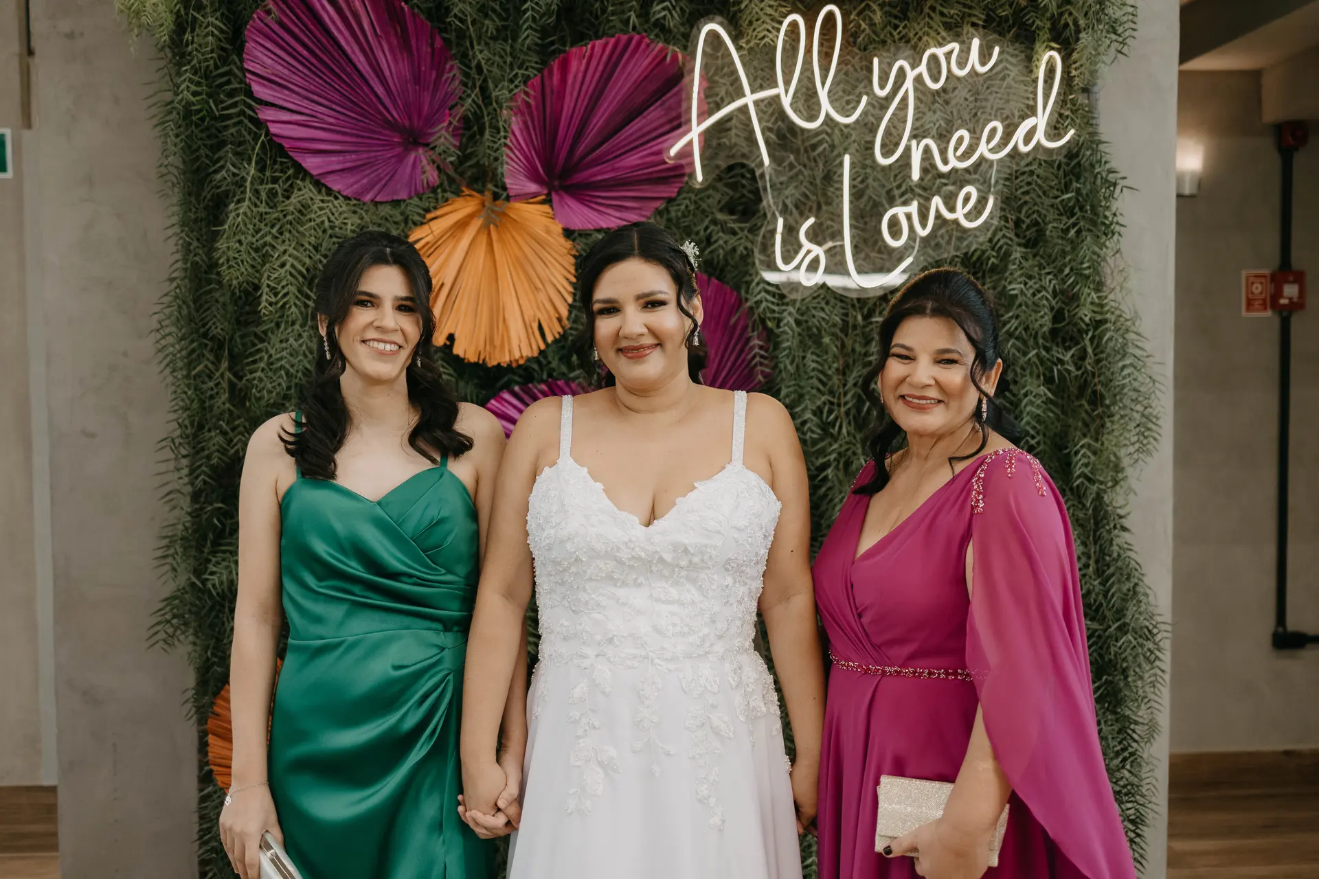 Nathália com a mãe e a irmã na sala da noiva do Espaço Coral