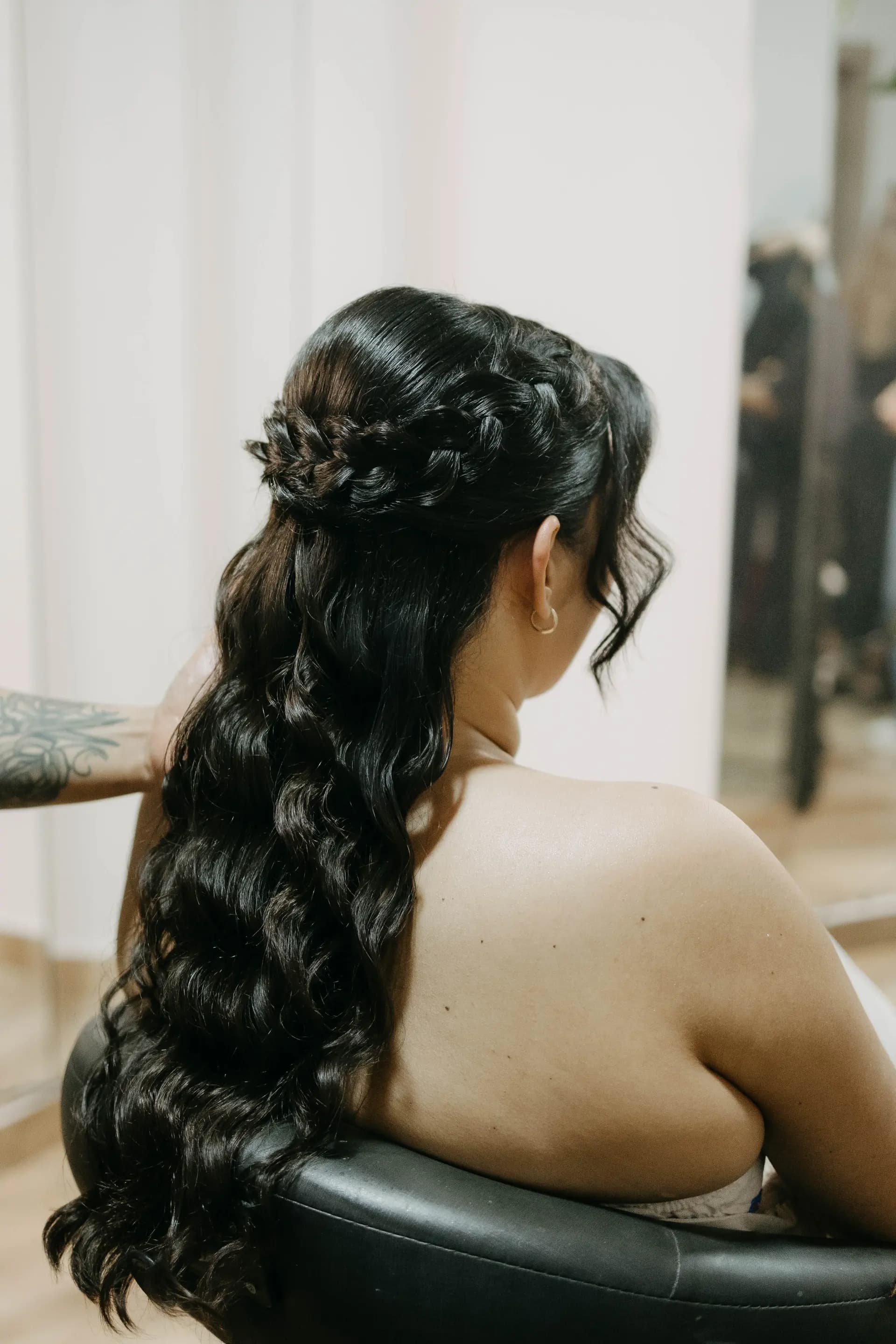Cabelo da noiva sendo finalizado pelo Salão Maria Maroca