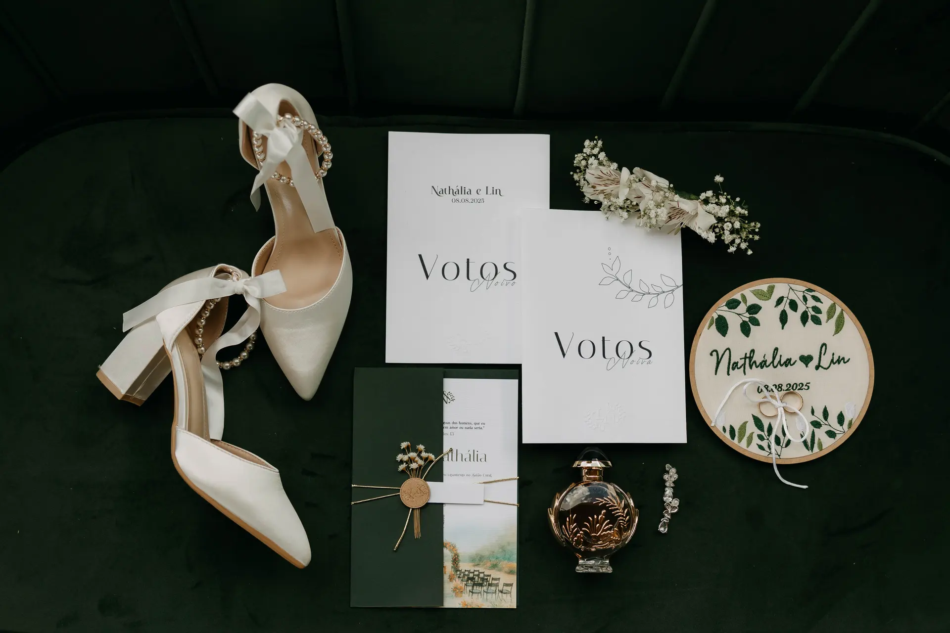 Convite e livro de votos com a identidade visual do casal
