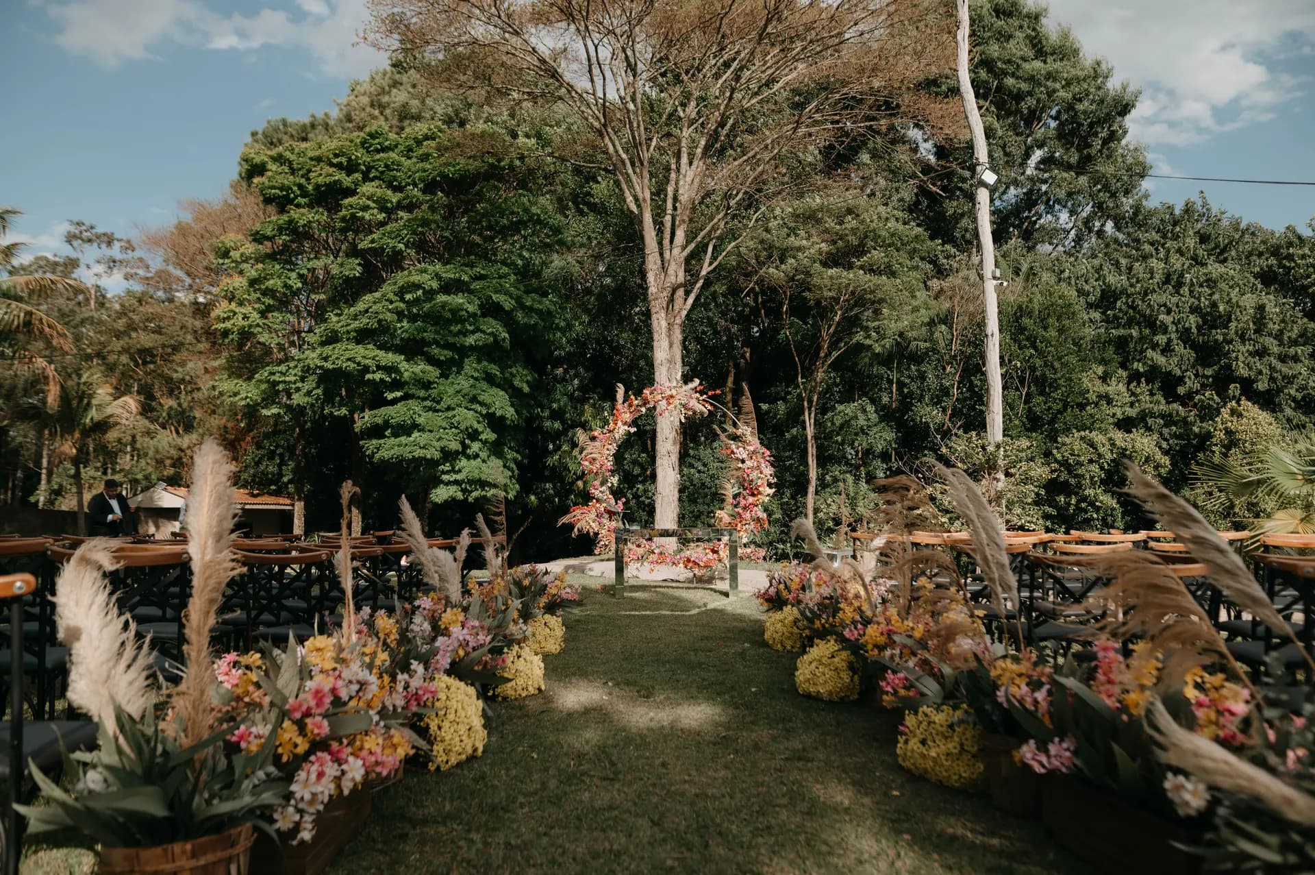 Decoração da cerimônia ao ar livre pelo Armazém das Flores no Espaço Coral