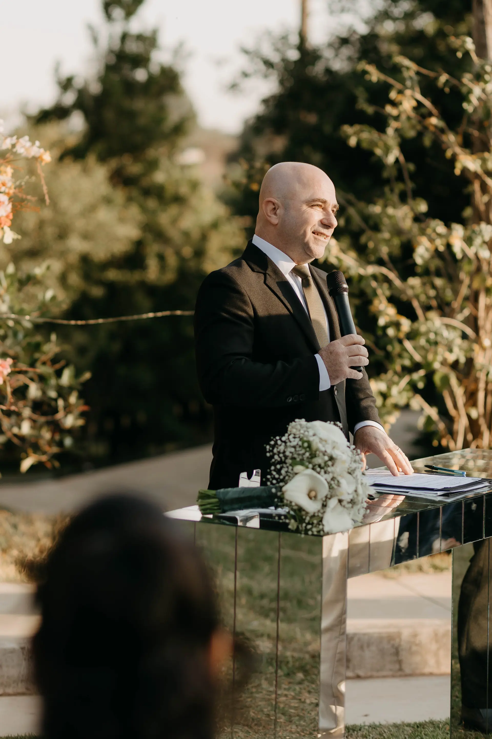 Celebrante Wagner conduzindo a cerimônia de casamento