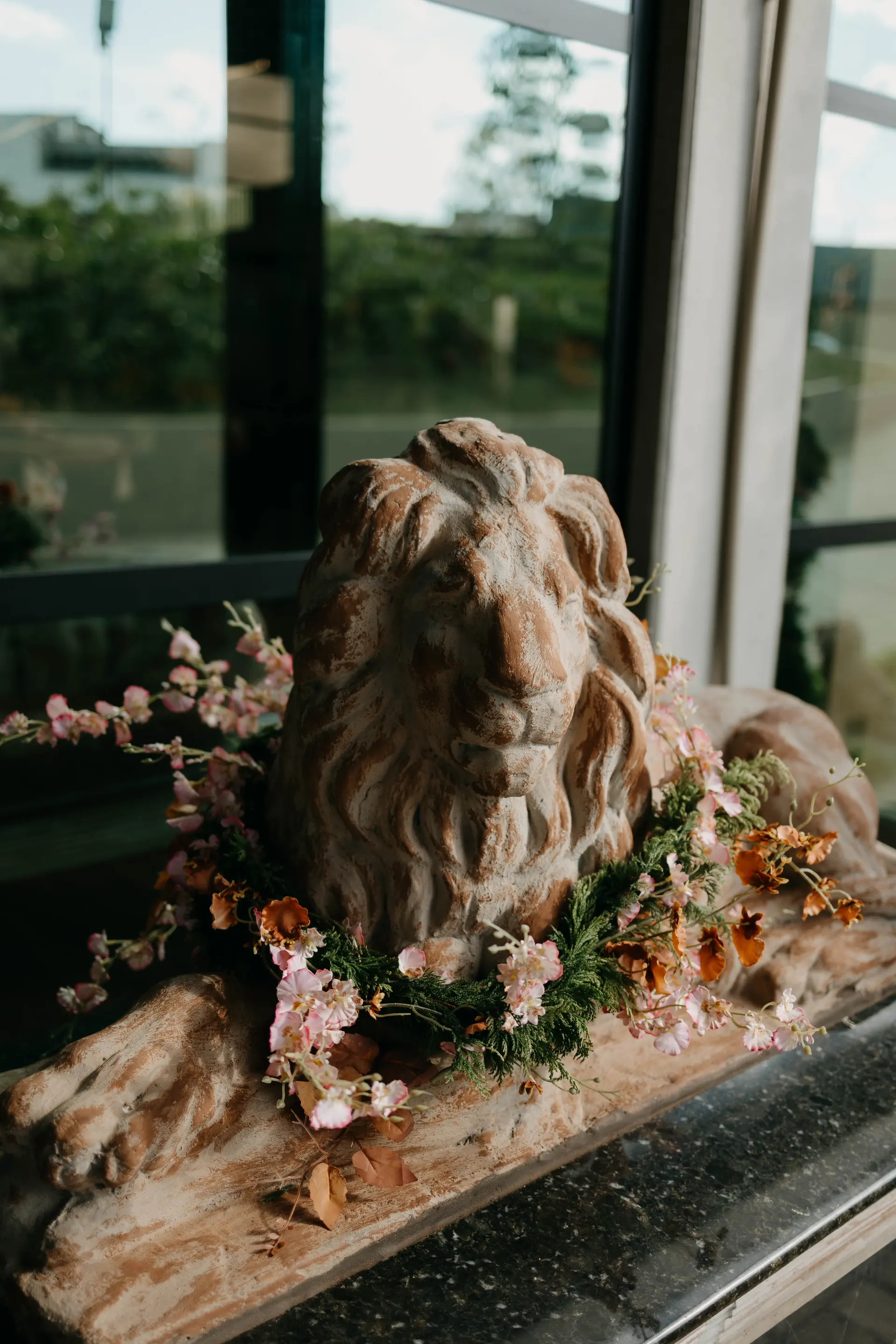 Detalhe da decoração com colar em estátua de leão, um toque do Gianpaolo