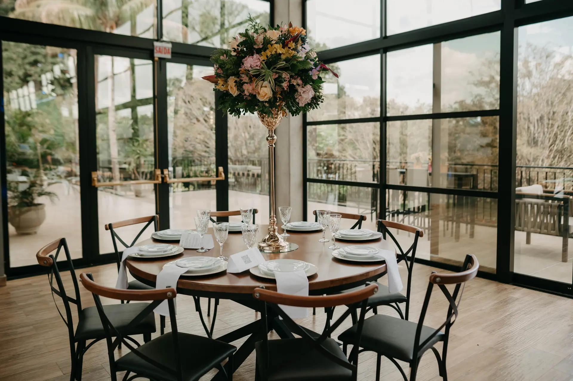 Mesa de convidados decorada pelo Armazém das Flores