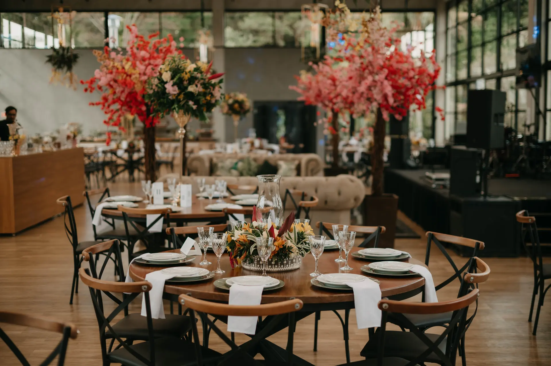 Mesa de convidados com arranjos do Armazém das Flores