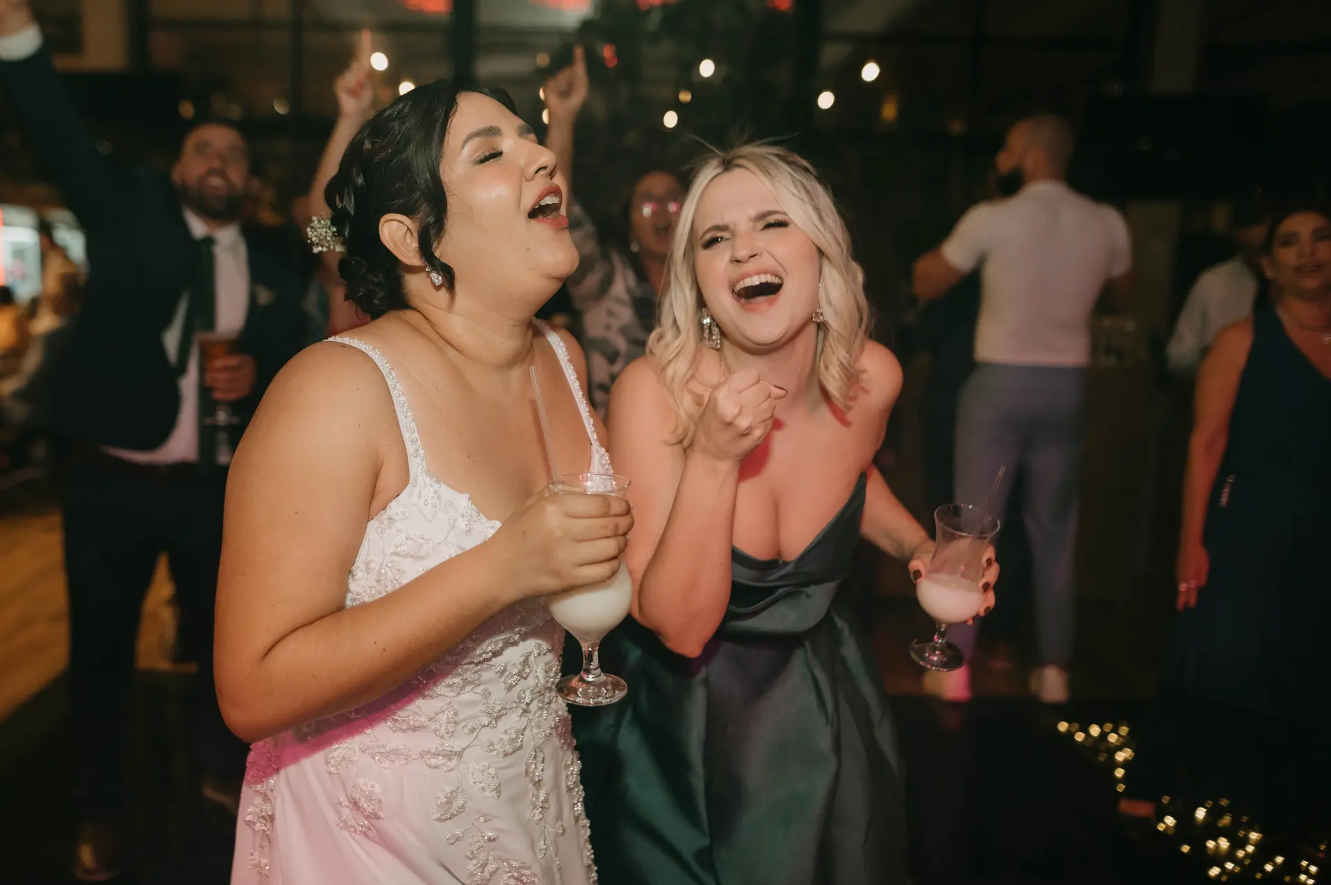 Convidados dançando na pista de dança da festa