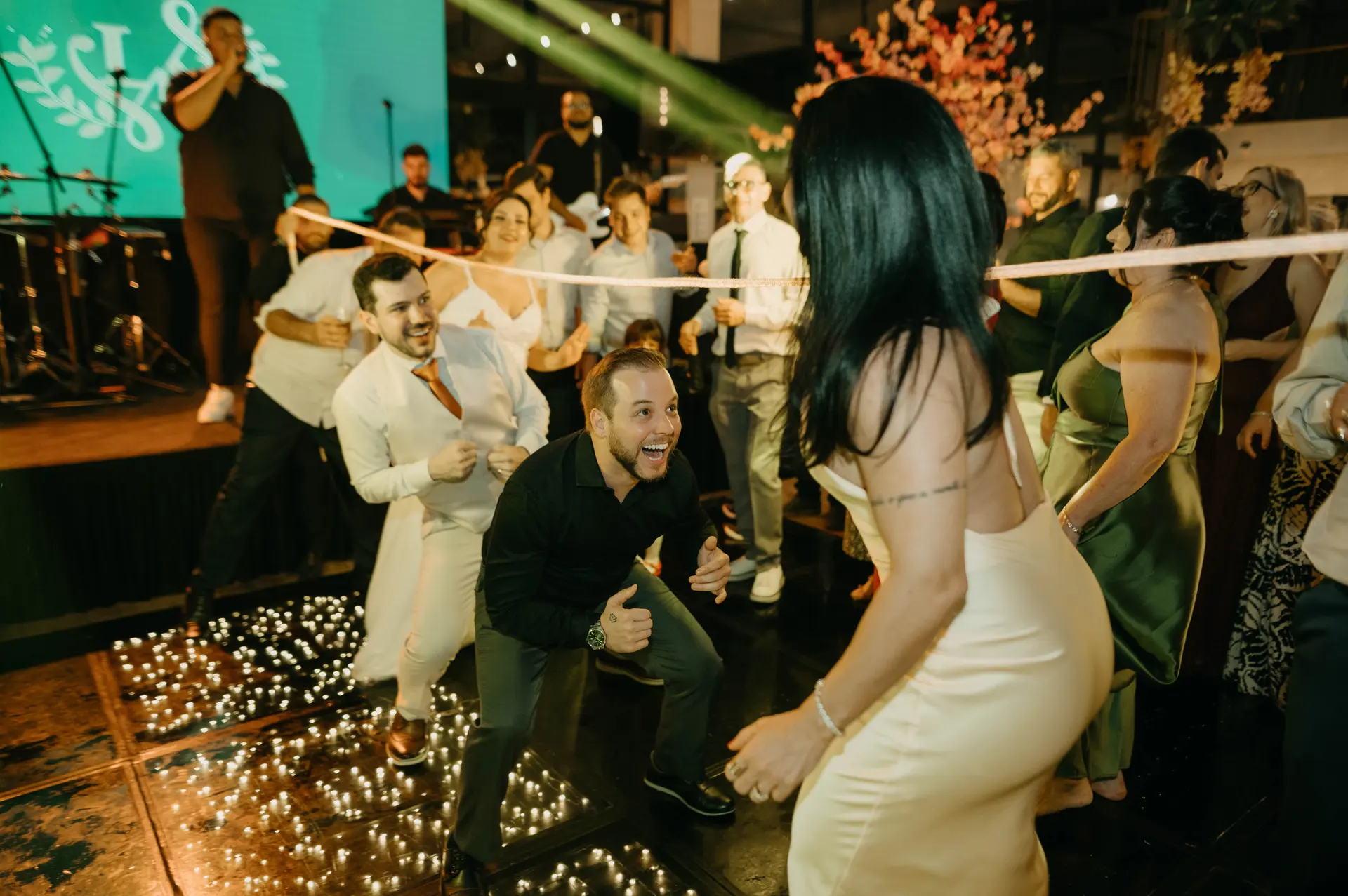 Convidados na dança da cordinha na festa de casamento