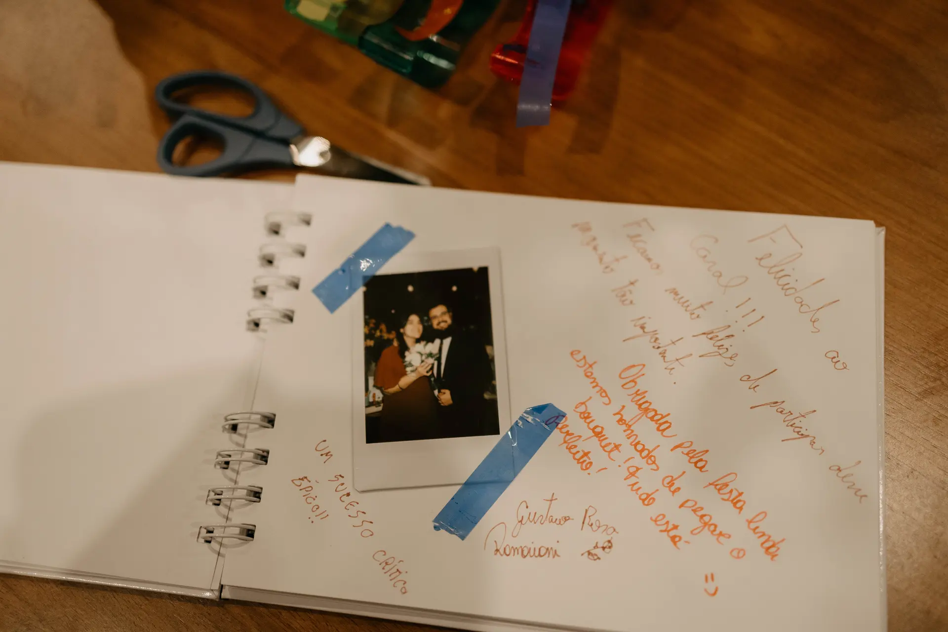 Livro de fotos instantâneas na saída da festa