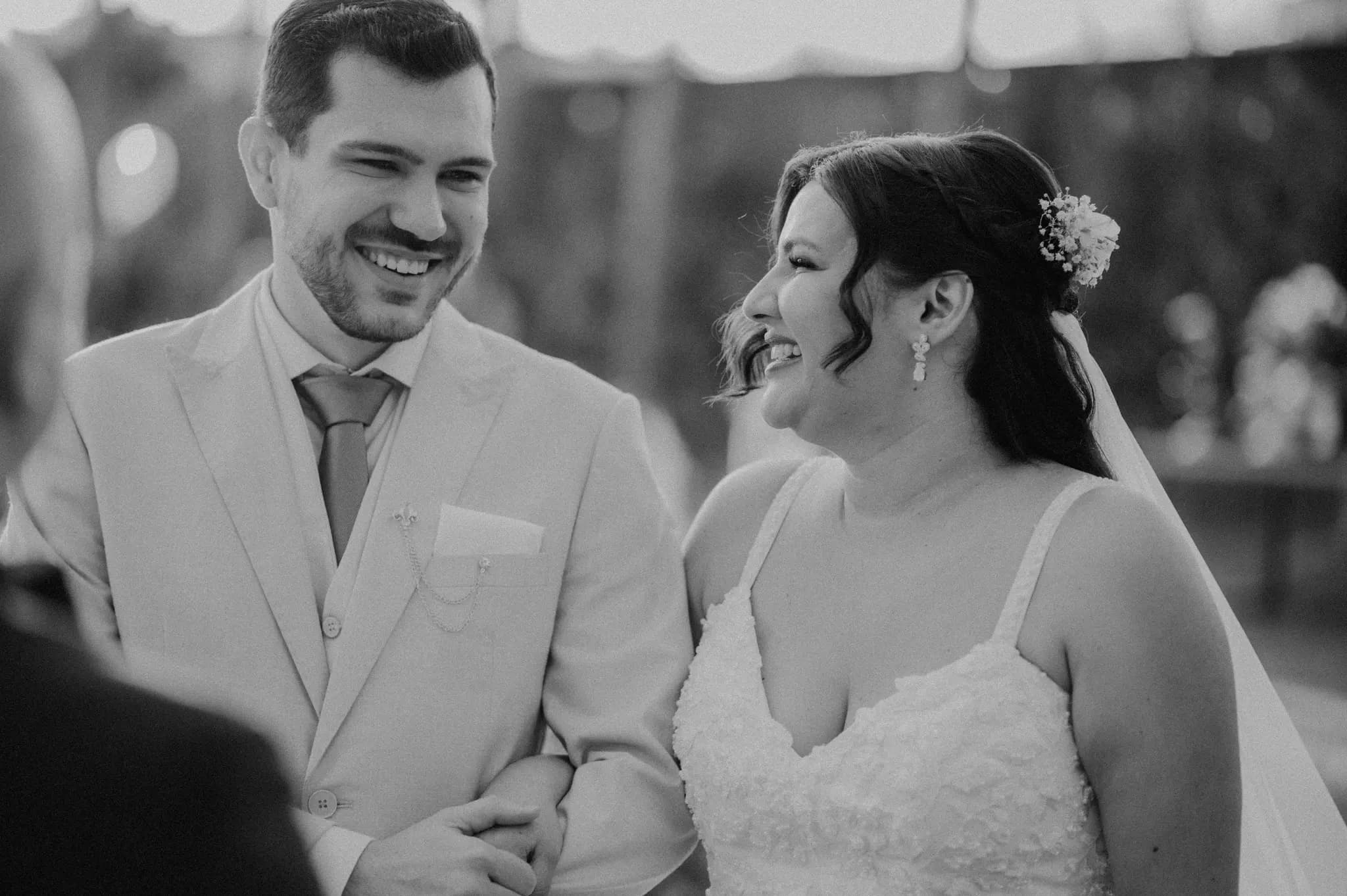Casal em casamento intimista mini wedding no Espaço Coral em Batatais SP