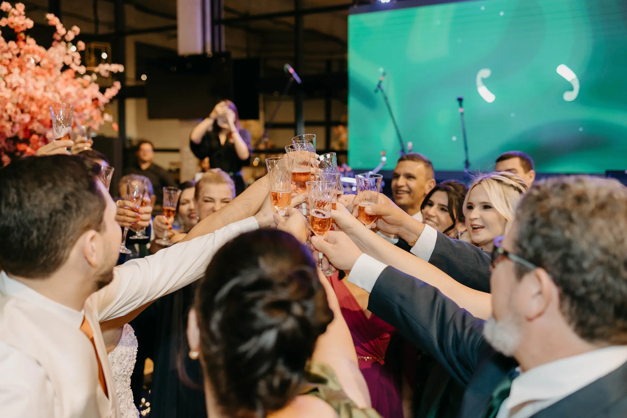 Convidados reunidos durante recepção de casamento no Espaço Coral em Batatais SP
