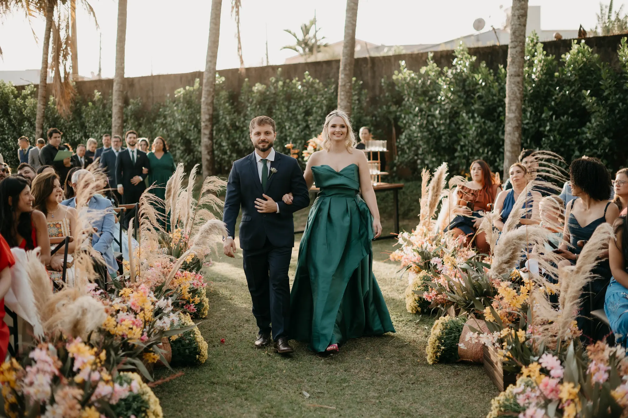 Casal de padrinhos posicionado durante cerimônia de casamento no Espaço Coral em Batatais SP